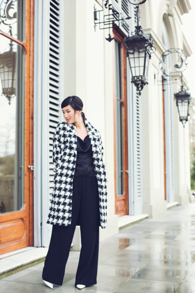 3.-checkered-coat-with-black-outfit