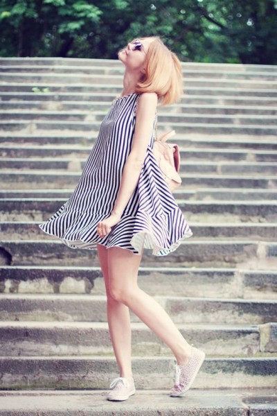 Picnic Outfit Style Ideas For This Summer!Strip-strip-striped ( Metallic Sunglasses & Striped Dresses )