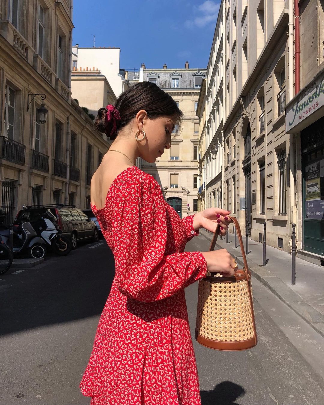 Chic Summer Bag Trend That Parisian Girls Obsessed Right Now